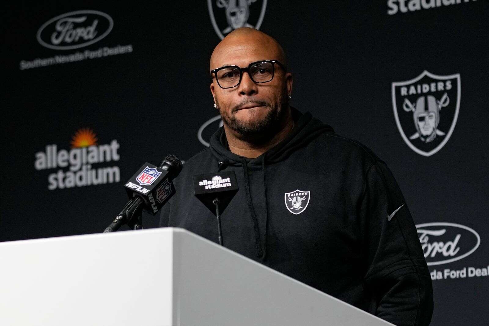 Sad News: Las Vegas Raiders Head Coach Antonio Pierce Announces Retirement Following Recent Concussion…..